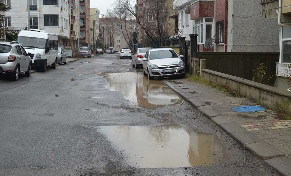 Delik Deşik Olan Yollara Vatandaş Tepki Gösterdi