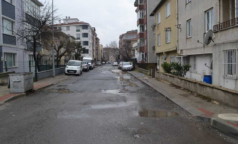 Delik Deşik Olan Yollara Vatandaş Tepki Gösterdi