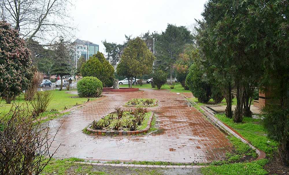 Parkın Pisliği Dikkat Çekiyor