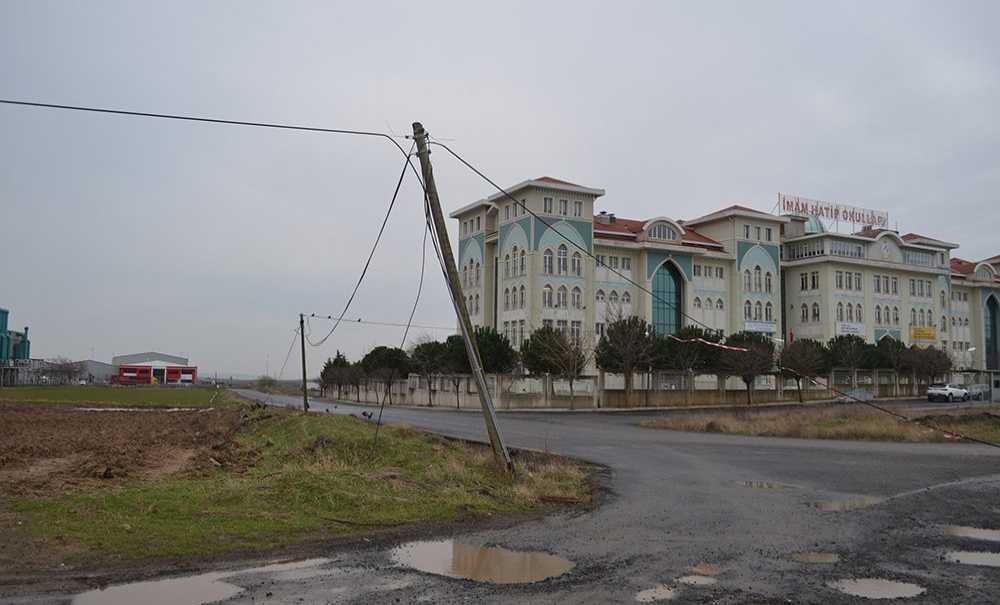 Devrilen Telefon Direği Tehlike Yarattı