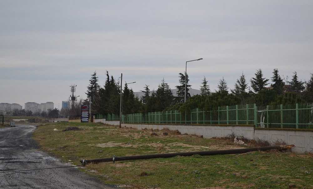 Devrilen Telefon Direği Tehlike Yarattı