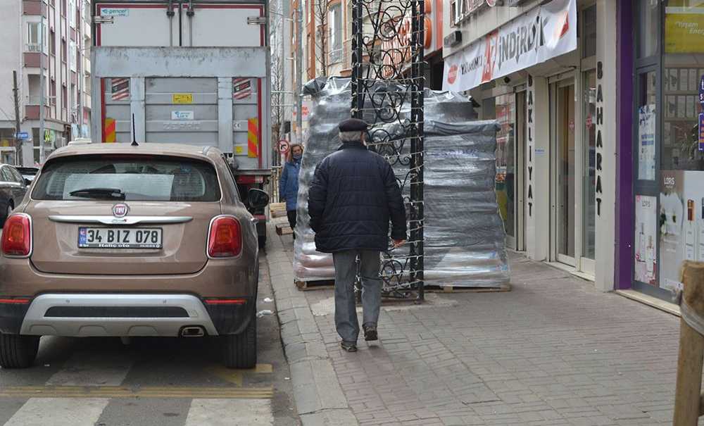 Çorlu'da Kaldırımda Yürümek Mümkün Değil