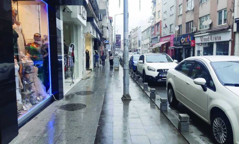 Soğuk Ve Yağışlı Havalarda Sokaklar Sessizliğe Bürünüyor