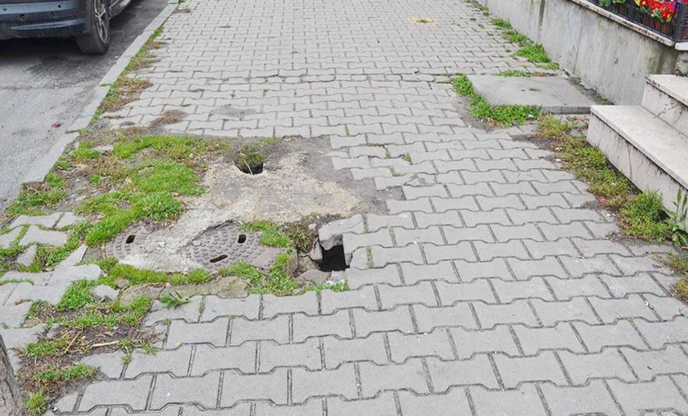 Kaldırımlar Bir Bir Çöküyor