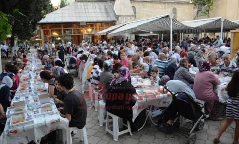 Ak Parti`den 8 Bin Kişilik İftar