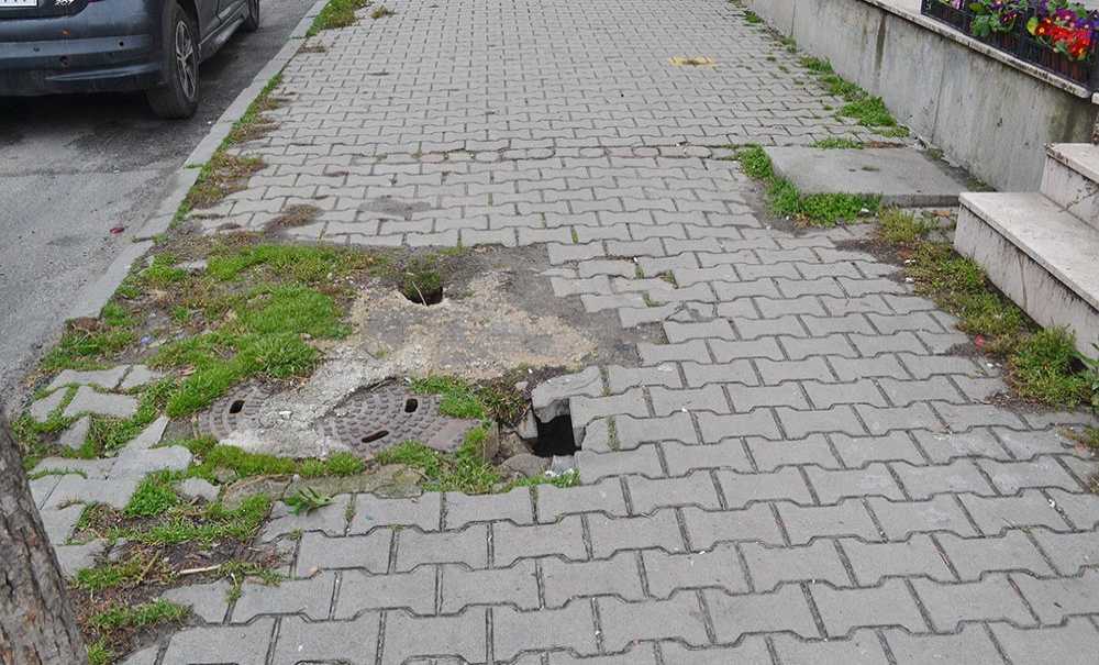 Kaldırımlar Bir Bir Çöküyor
