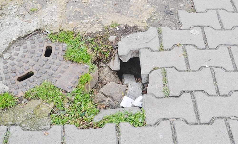 Kaldırımlar Bir Bir Çöküyor