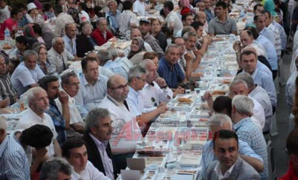 Ak Parti`den 8 Bin Kişilik İftar