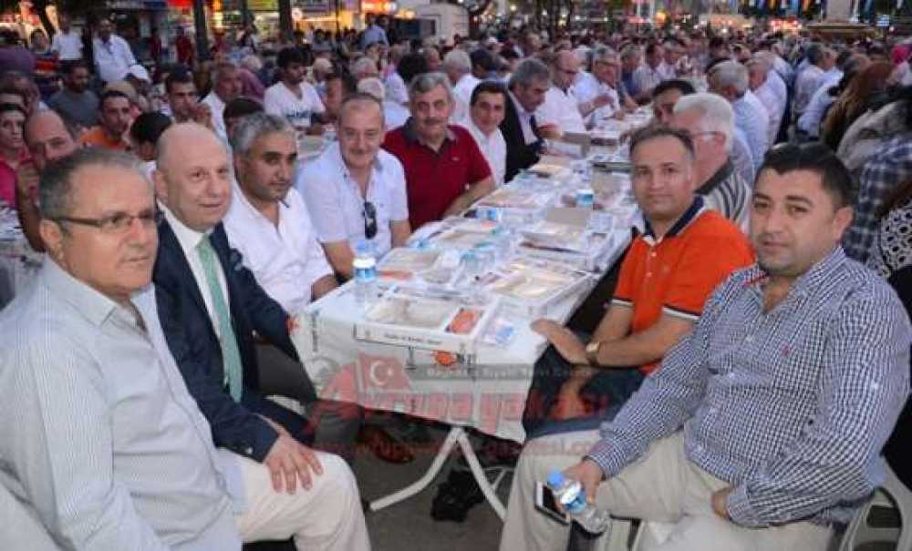 Ak Parti`den 8 Bin Kişilik İftar