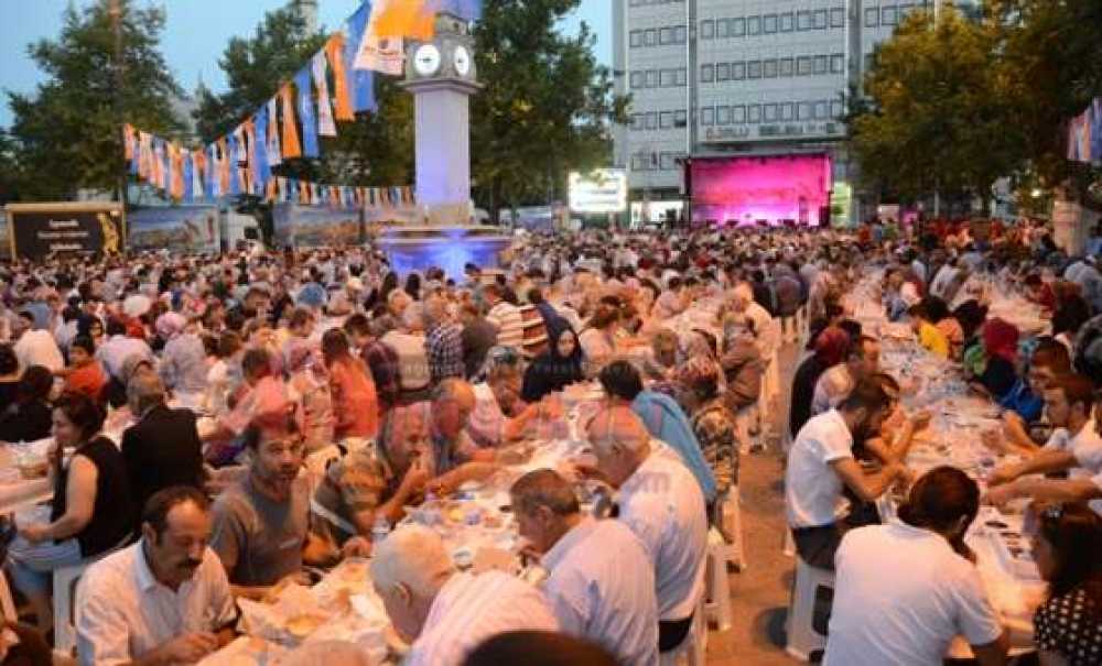 Ak Parti`den 8 Bin Kişilik İftar