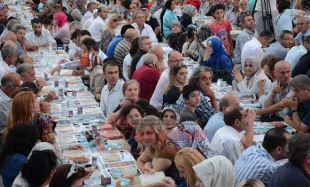 Ak Parti`den 8 Bin Kişilik İftar