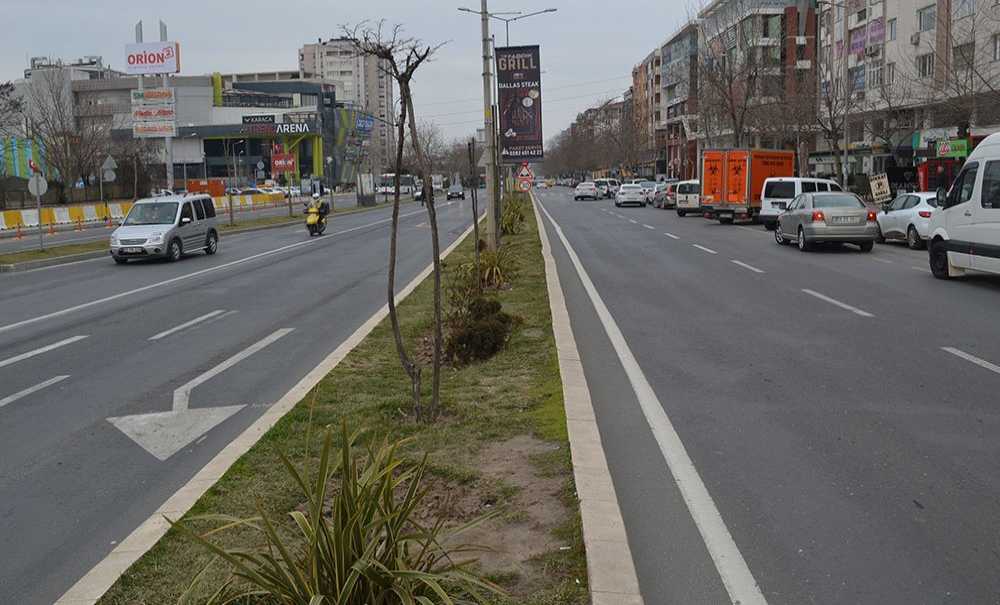 Vatandaşlar Refüjlere Bakım İstiyor