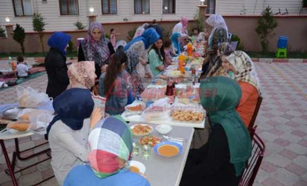 Komşular İftarda Buluştu