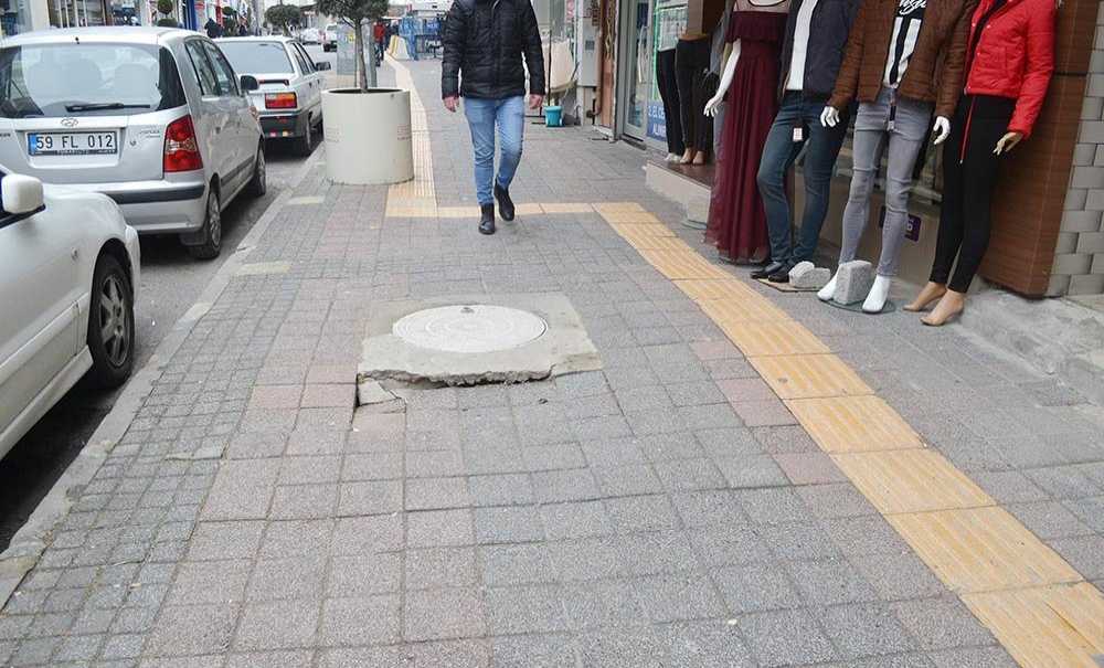 Dikkat Kaldırım Çöküyor!