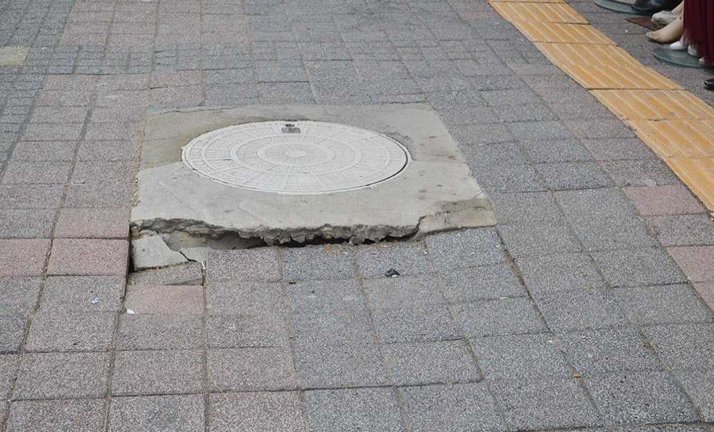 Dikkat Kaldırım Çöküyor!