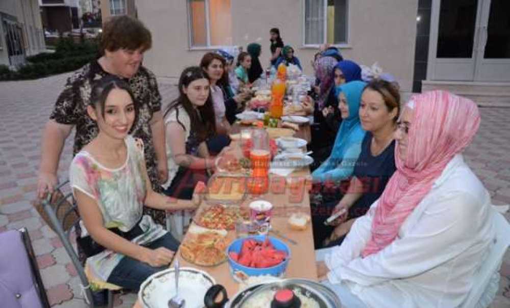 Komşular İftarda Buluştu
