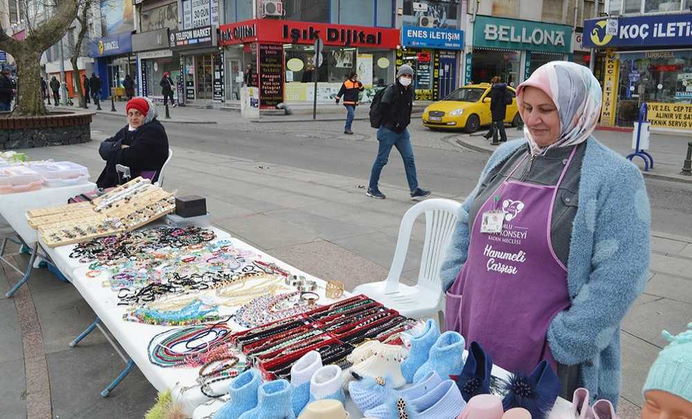 8 Martta Kadınlar Soğuktan Titredi