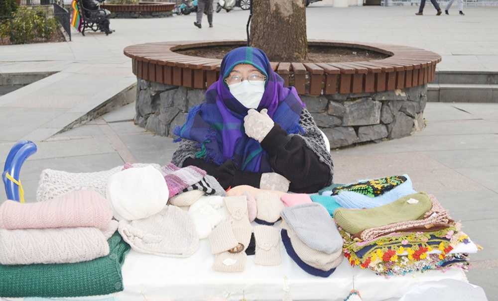 8 Martta Kadınlar Soğuktan Titredi