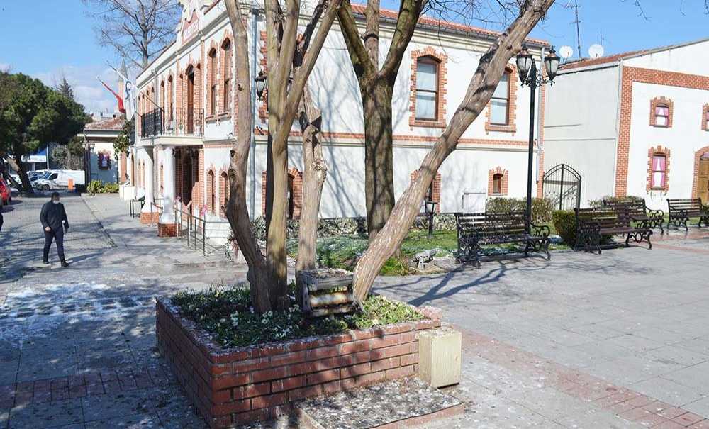 Müzenin Önü Hiç Mi Temizlenmiyor?