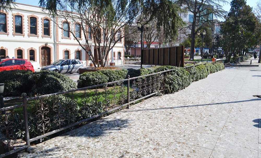 Müzenin Önü Hiç Mi Temizlenmiyor?