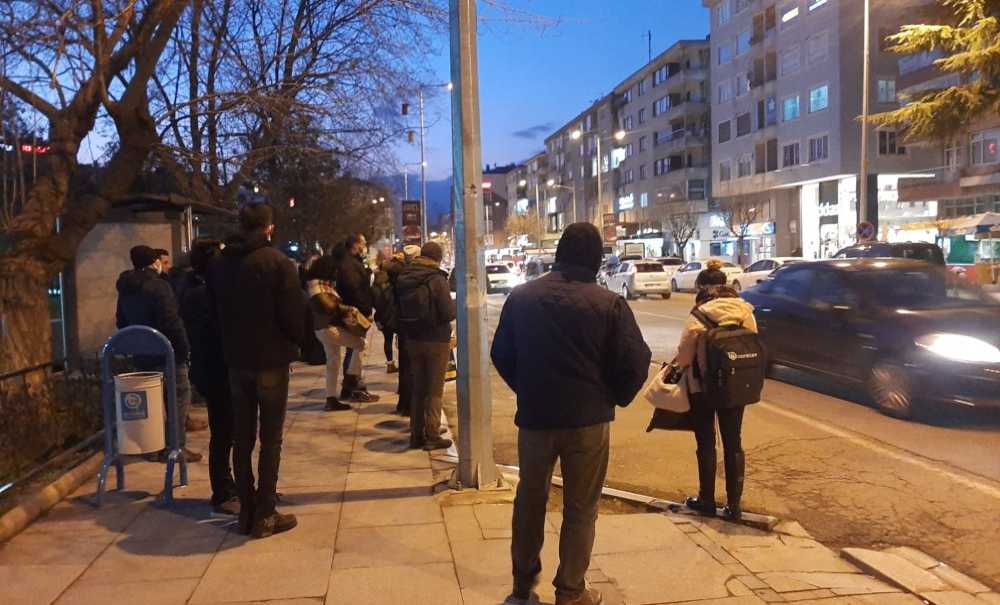 Geç Gelen Otobüsler Vatandaşı Canından Bezdirdi