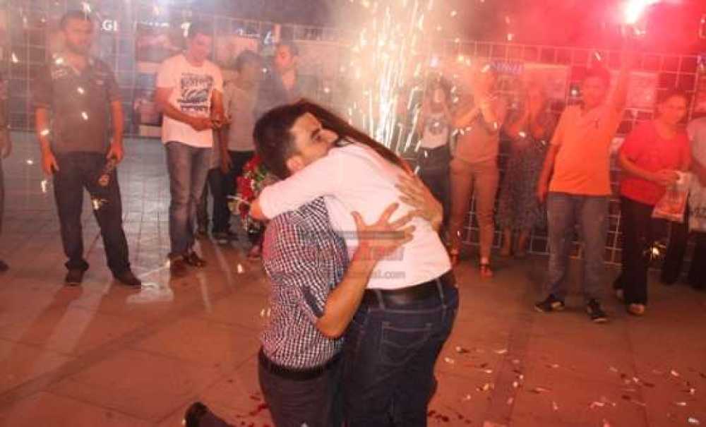 Atatürk Meydanı'nda İlginç Evlilik Teklifi