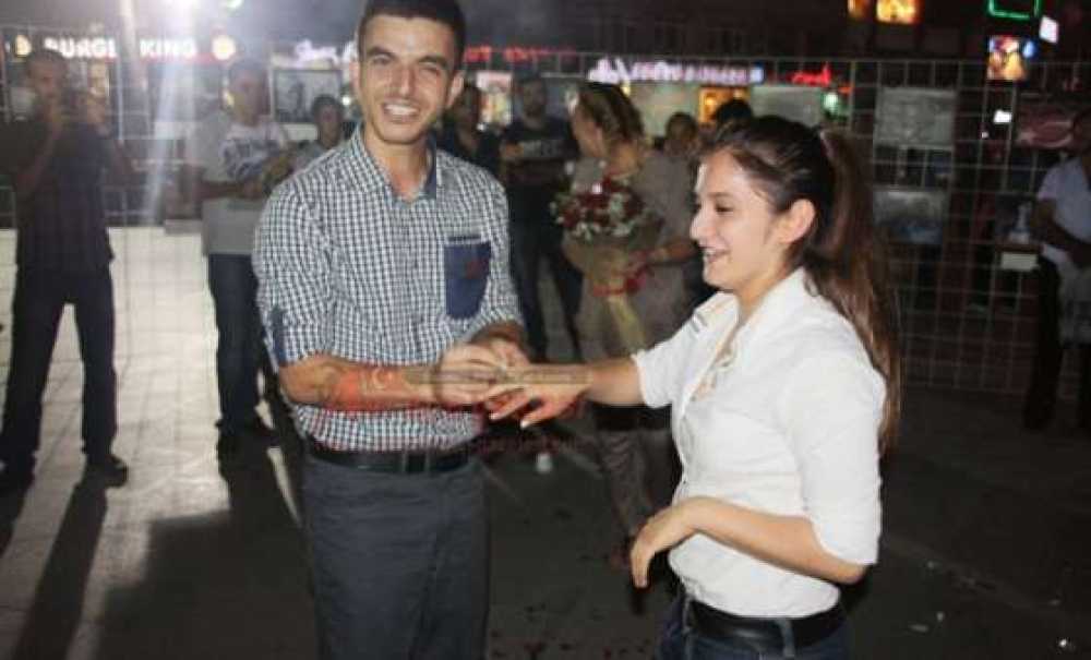 Atatürk Meydanı'nda İlginç Evlilik Teklifi