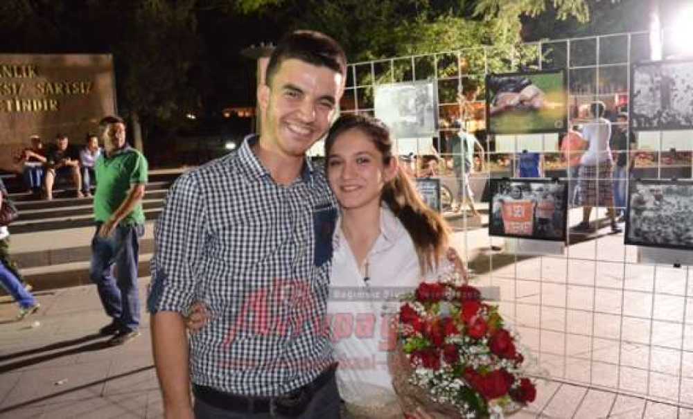 Atatürk Meydanı'nda İlginç Evlilik Teklifi