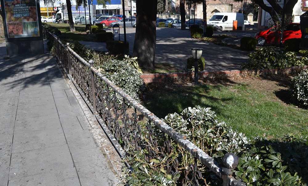 Atatürk Büstü Pislik İçinde