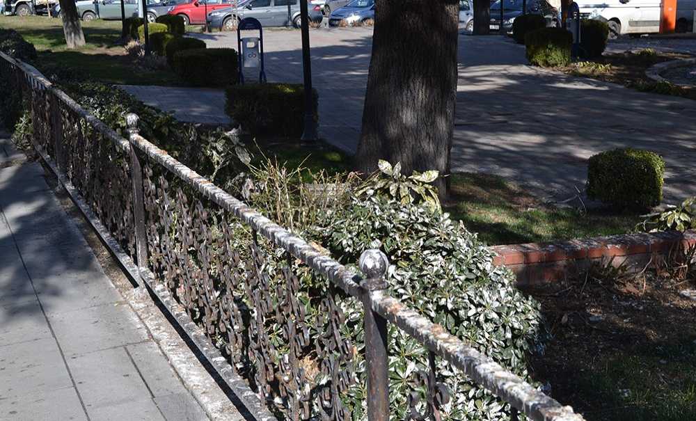 Atatürk Büstü Pislik İçinde