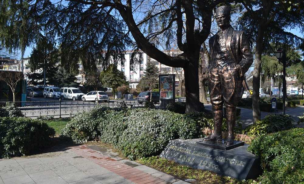 Atatürk Büstü Pislik İçinde