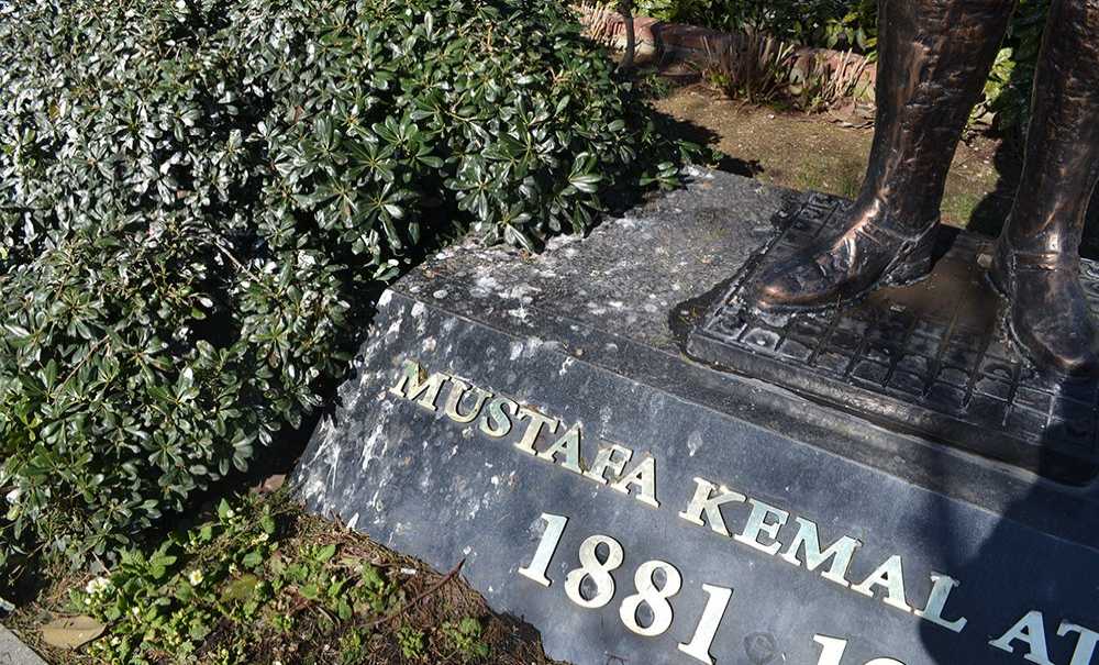 Atatürk Büstü Pislik İçinde