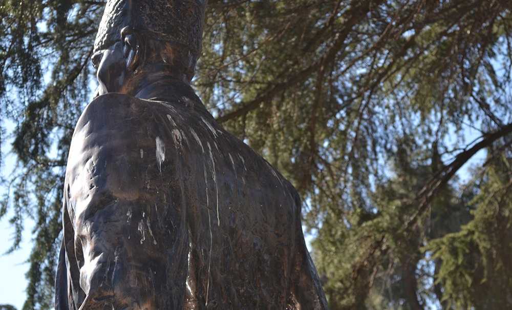 Atatürk Büstü Pislik İçinde