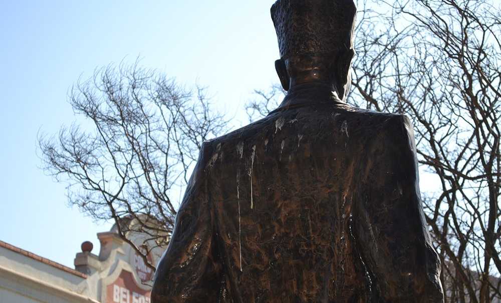 Atatürk Büstü Pislik İçinde