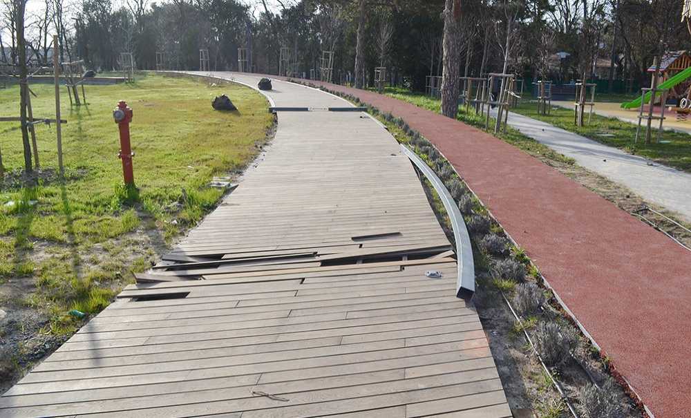 Açılışı Yapılmadan, Kırılıp Dökülüyor!