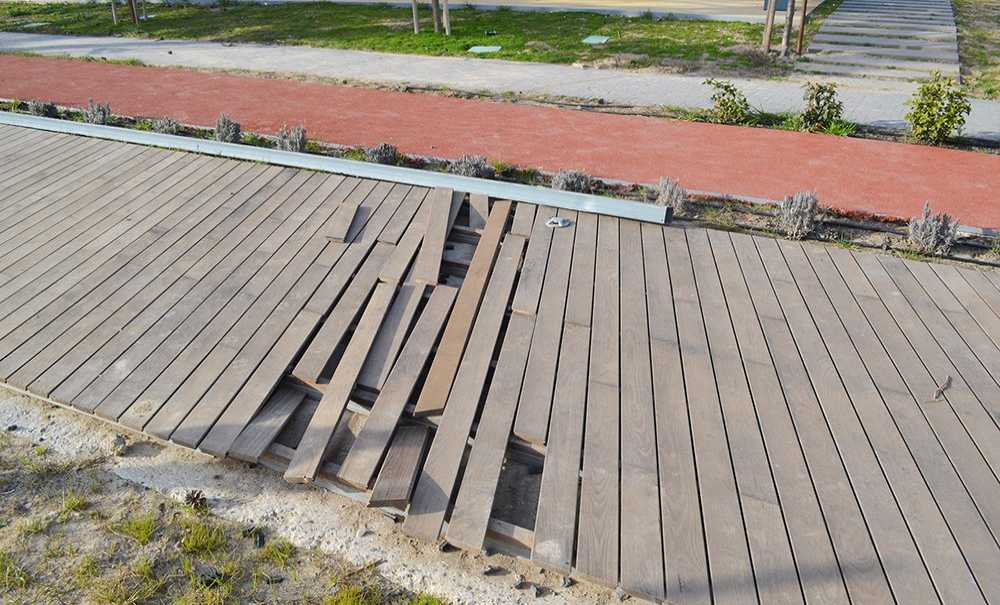 Açılışı Yapılmadan, Kırılıp Dökülüyor!