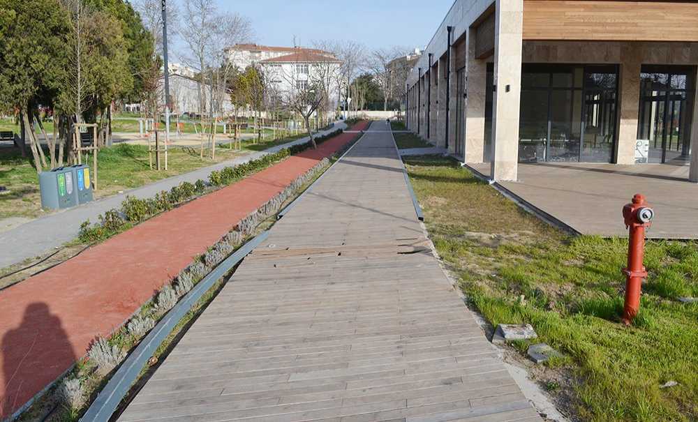 Açılışı Yapılmadan, Kırılıp Dökülüyor!