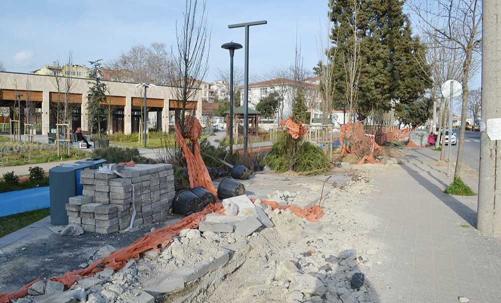 Açılışı Yapılmadan, Kırılıp Dökülüyor!