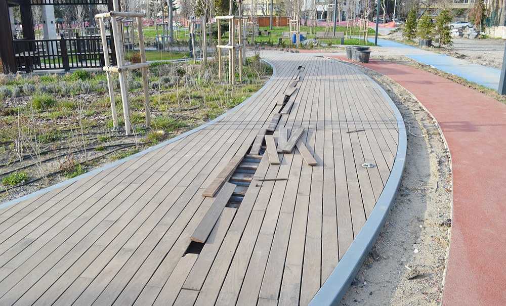 Açılışı Yapılmadan, Kırılıp Dökülüyor!