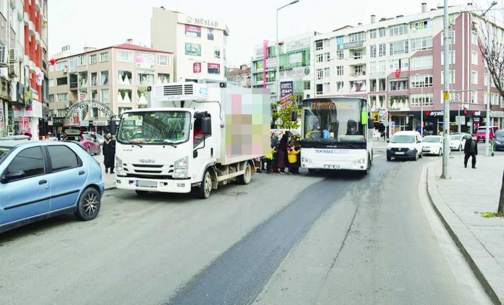 Otobüs Durağa Giremedi, Trafik Felç Oldu!