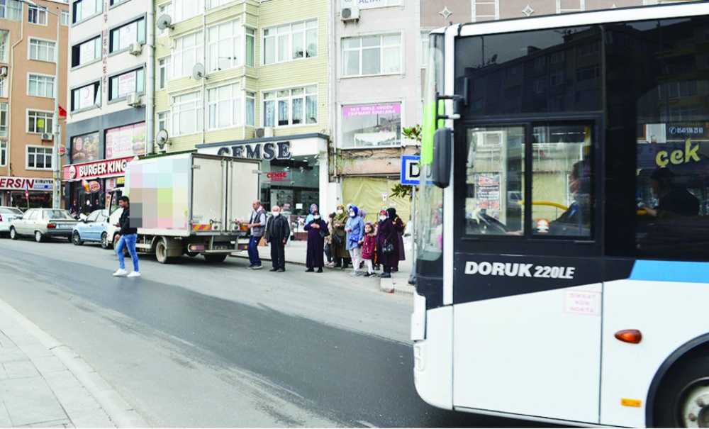 Otobüs Durağa Giremedi, Trafik Felç Oldu!