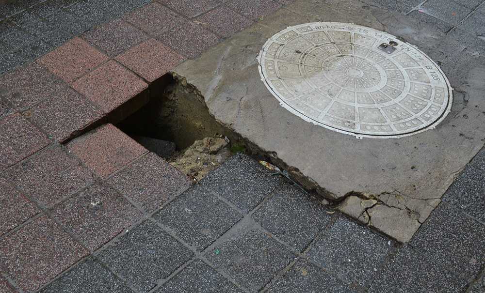 O Kaldırım Yine Çöktü