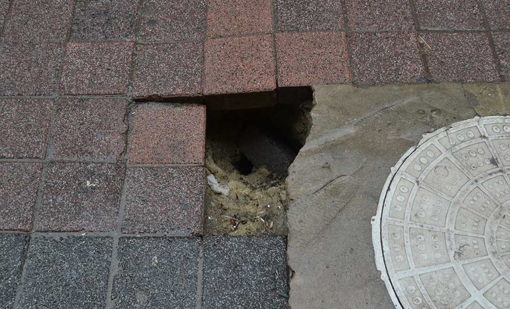 O Kaldırım Yine Çöktü