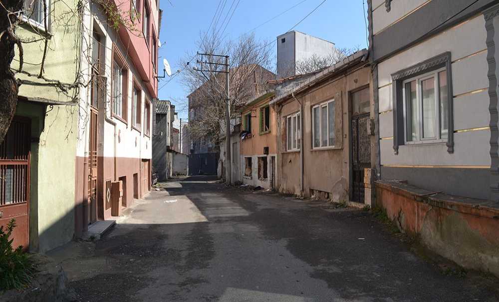 Metruk Binalar Mahalle Sakinlerini Korkutuyor