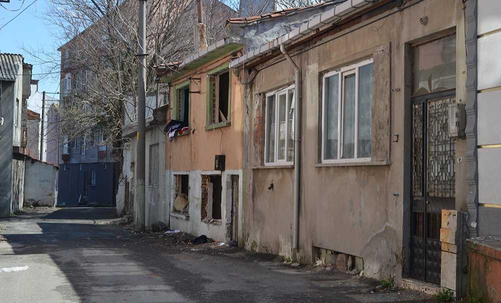Metruk Binalar Mahalle Sakinlerini Korkutuyor