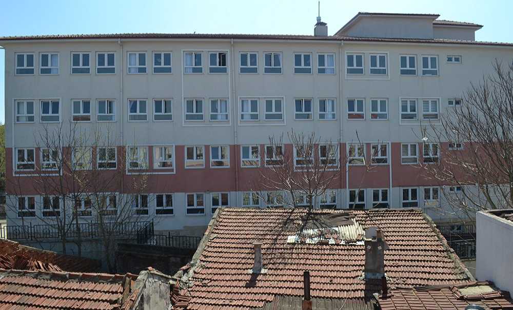 Metruk Binalar Mahalle Sakinlerini Korkutuyor