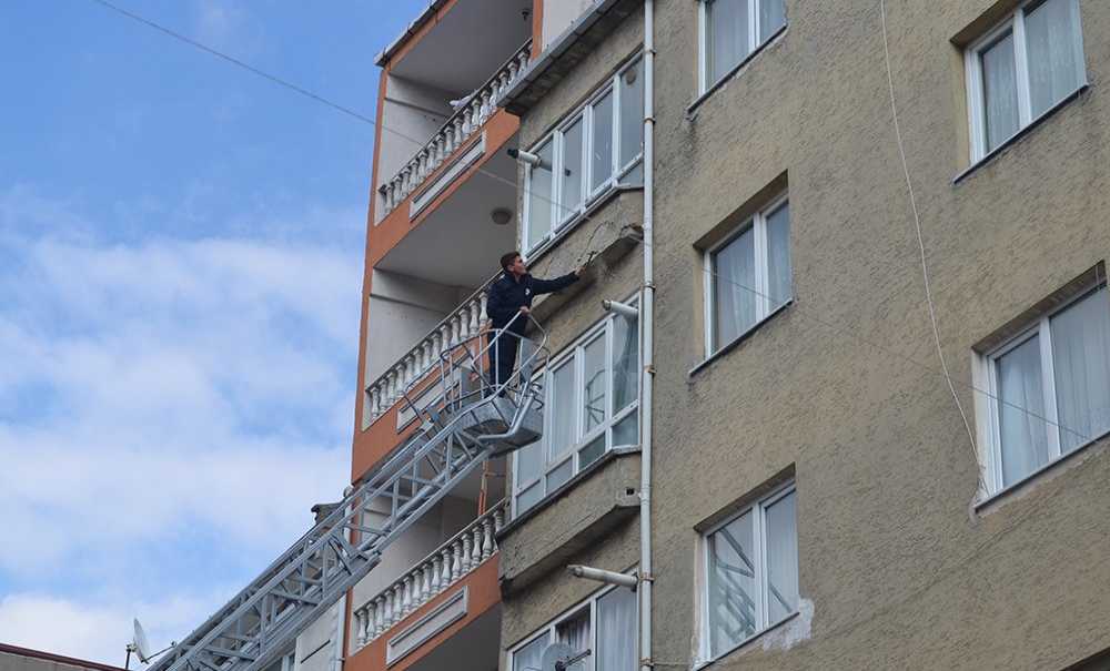 Sıvalara Dökülen Binaya İtfaiye Ekipleri Müdahale Etti