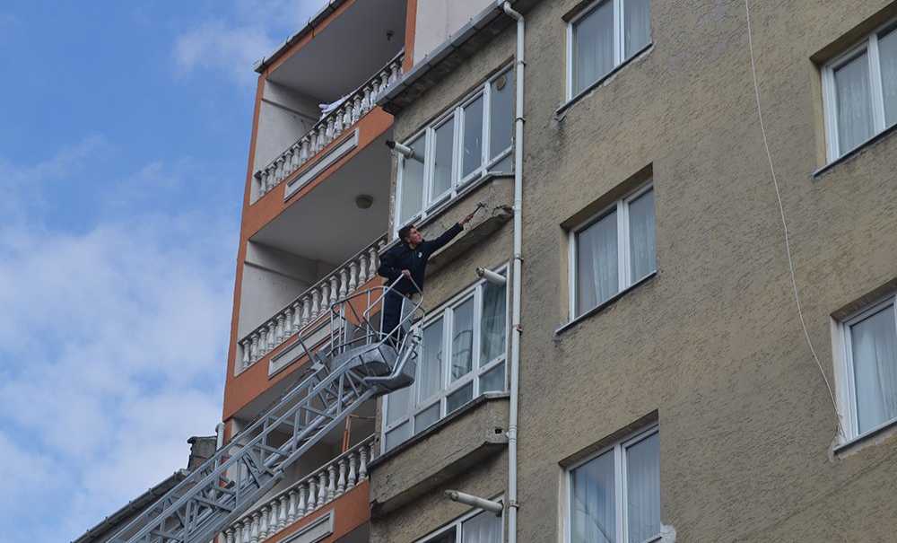 Sıvalara Dökülen Binaya İtfaiye Ekipleri Müdahale Etti