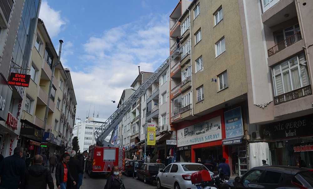 Sıvalara Dökülen Binaya İtfaiye Ekipleri Müdahale Etti