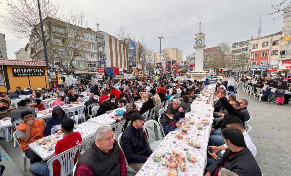 Çegi̇d'den Cumhuriyet Meydanı'nda 1500 Kişilik İftar